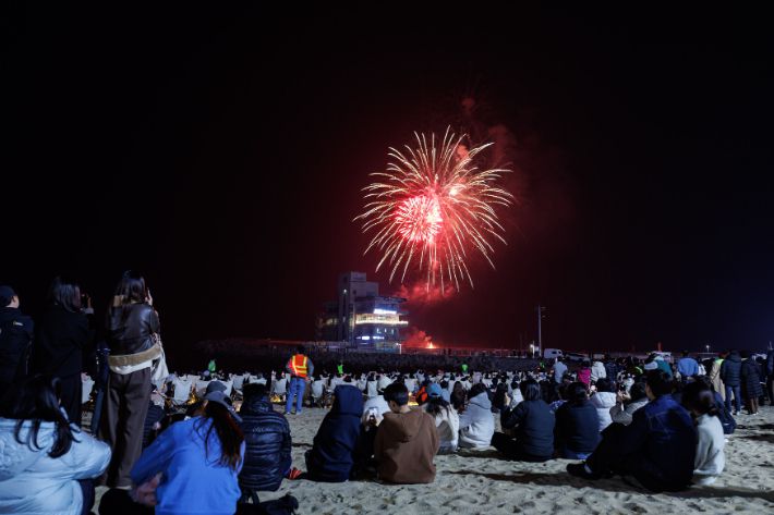 강릉커피축제 기간에 펼쳐진 해상 불꽃놀이. 강릉시 제공