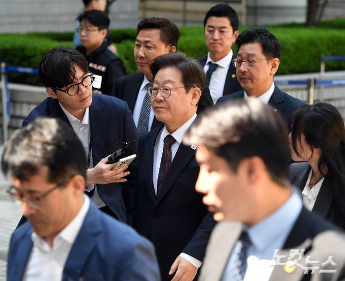 지난 4월 29일 이재명 당시 더불어민주당 대선후보가 서울 서초구 서울중앙지방법원에서 열린 '대장동 배임·성남FC 뇌물' 1심 속행 공판에 출석하고 있다. 황진환 기자