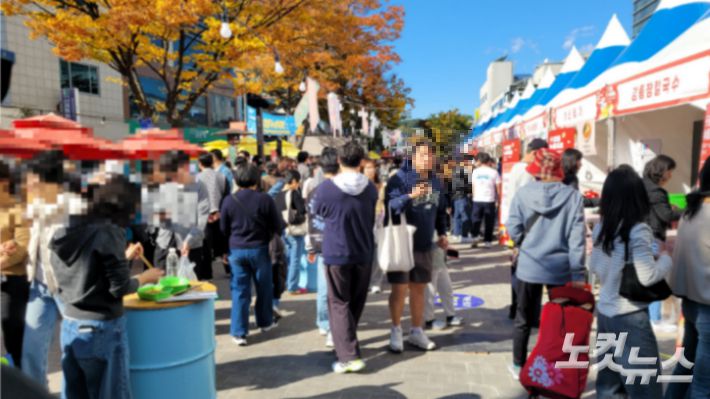 강릉누들축제를 찾은 시민과 관광객들. 전영래 기자