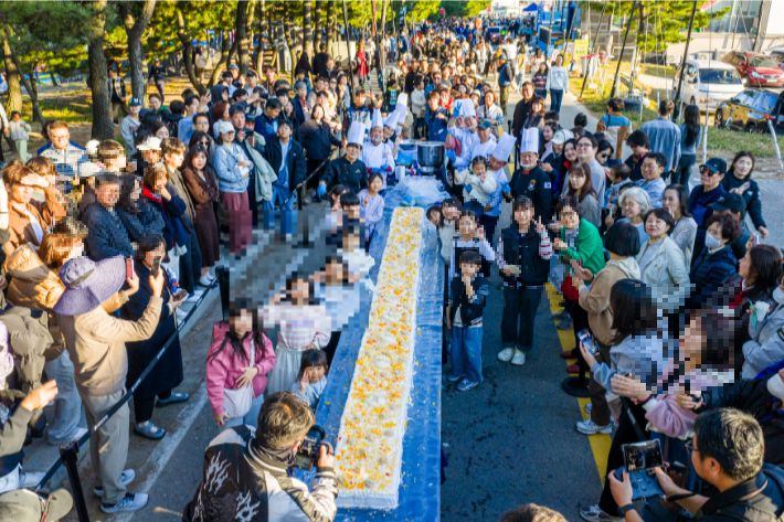 강릉커피축제에서 펼쳐진 대형 케이크 퍼포먼스. 강릉시 제공