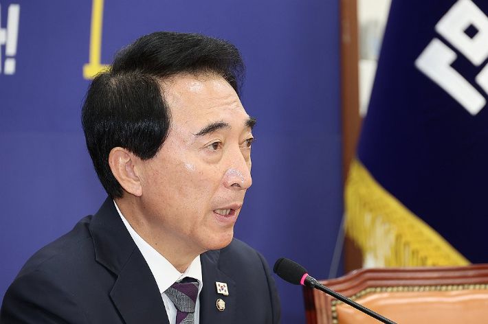 더불어민주당 박수현 수석대변인이 2일 서울 여의도 국회에서 기자간담회를 하고 있다. 연합뉴스