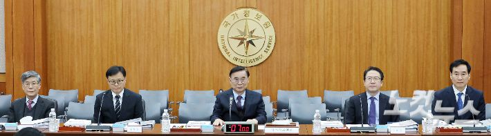 국정원 김희수 기획조정실장(왼쪽부터), 이동수 제1차장, 이종석 원장, 김호홍 제2차장, 김창섭 제3차장이 4일 서울 서초구 내곡동 국가정보원에서 열린 국회 정보위원회 국정원에 대한 국정감사에 출석해 있다. 국회사진기자단