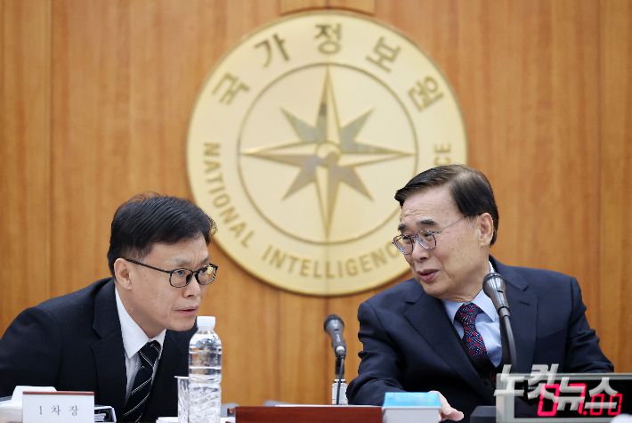 이종석 국가정보원장과 이동수 제1차장이 4일 서울 서초구 내곡동 국가정보원에서 열린 국회 정보위원회 국정원에 대한 국정감사에 출석해 대화를 나누고 있다. 국회사진기자단