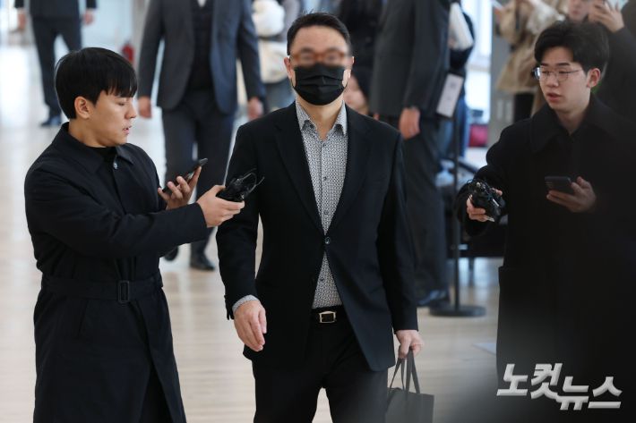 양평 공흥지구 개발 특혜 의혹과 관련해 김건희 여사의 오빠 김진우 씨가 4일 서울 광화문 KT 빌딩에 마련된 김건희특검 사무실에 피의자 신분으로 출석하고 있다. 류영주 기자