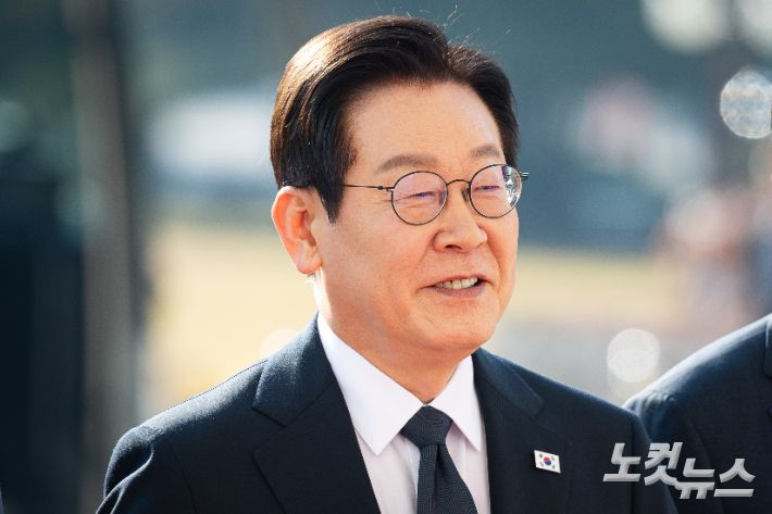 이재명 대통령이 4일 서울 여의도 국회에서 내년도 정부 예산안에 대한 시정연설을 하기 위해 도착해 본청에 들어서고 있다. 국회사진기자단