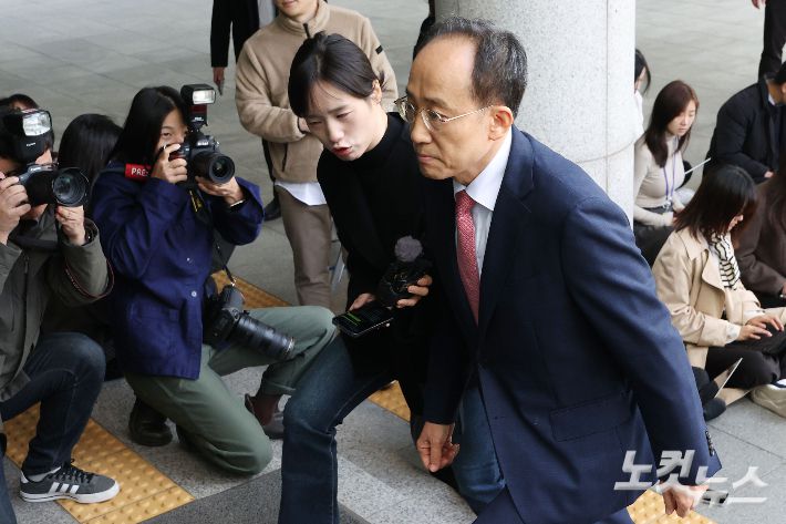 국회의 계엄 해제 표결을 방해한 의혹을 받는 국민의힘 전 원내대표 추경호 의원이 30일 오전 서울 서초구 서울고검에 마련된 조은석 내란특별검사팀 사무실에 피의자 신분으로 출석하고 있다. 류영주 기자