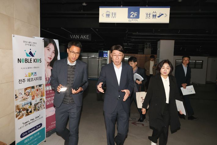 우범기 전주시장(가운데)이 3일 에코시티 DK몰의 단전 사태와 관련해 DK몰을 찾아 현장 상황을 살피고 있다. 전주시 제공