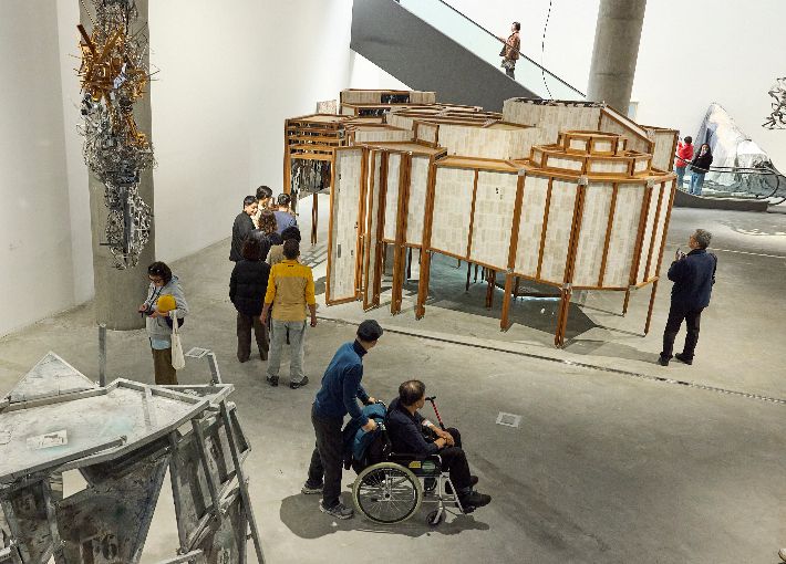 이불 작가의 작품 '비아 네가비타'를 감상하는 초청 가족들. 리움미술관 제공