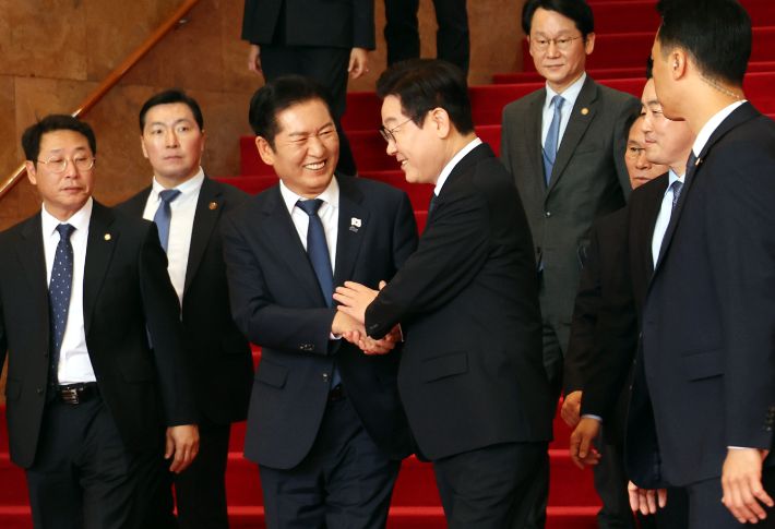 이재명 대통령이 4일 서울 여의도 국회에서 내년도 정부 예산안에 대한 시정연설을 마친 뒤 본회의장에서 나와 더불어민주당 정청래 대표와 악수하고 있다. 연합뉴스