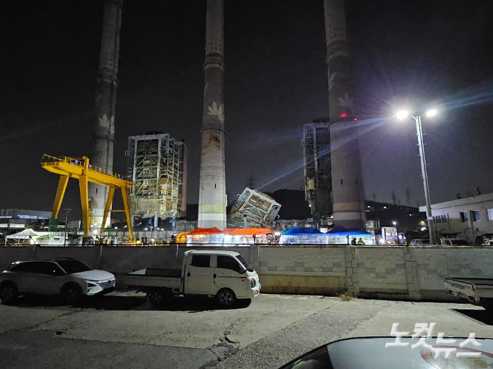 11월 6일 오후 울산화력발전소 보일러타워가 붕괴된 아래에 HJ중공업 협력업체인 코리아카코(발파전문업체)에서 고용한 작업자 7명이 매몰됐다. 반웅규 기자