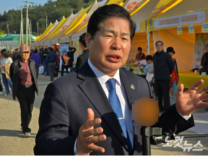 공영민 군수가 언론과 인터뷰하고 있다. 고영호 기자