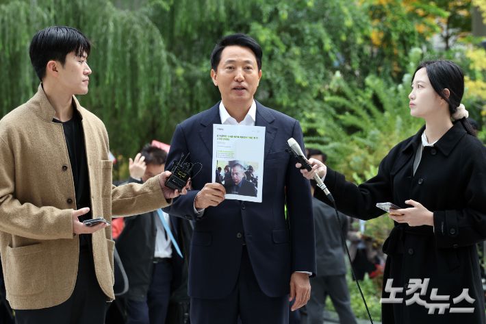 정치자금법 위반 혐의를 받는 오세훈 서울시장이 8일 오전 서울 종로구 KT광화문빌딩 웨스트에 마련된 김건희 특검팀(특별검사 민중기)에 출석하고 있다. 윤창원 기자