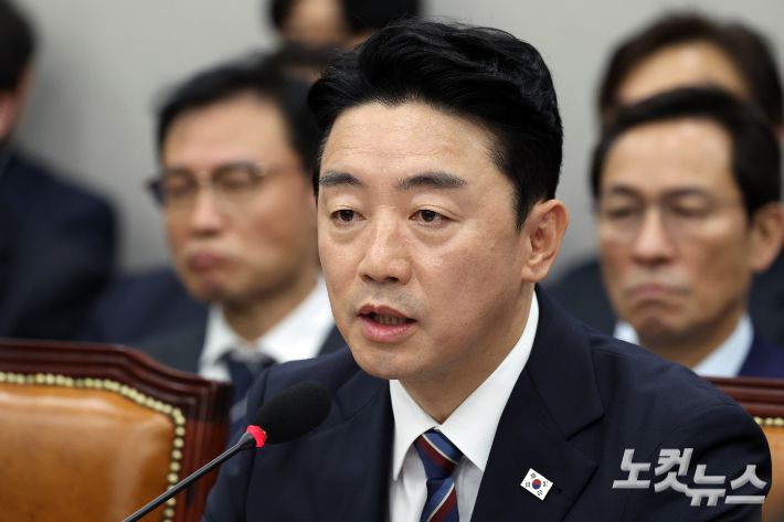 강훈식 대통령비서실장이 6일 서울 서울 여의도 국회에서 열린 운영위원회의 대통령비서실 등에 대한 국정감사에서 의원 질의에 답변을 하고 있다. 윤창원 기자