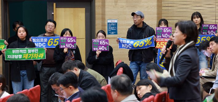 6일 서울 여의도 국회 의원회관에서 열린 2035 국가 온실가스 감축 목표(2035 NDC) 대국민 공개 논의 공청회에서 본인을 농민이라고 소개한 참석자가 의견을 말하고 있다. 연합뉴스