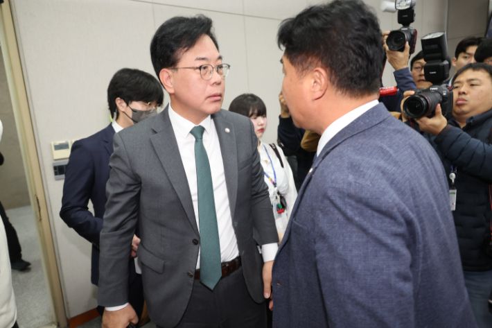 '배치기' 충돌로 치달은 운영위 국감      (서울=연합뉴스) 김주성 기자 = 국민의힘 송언석 원내대표와 더불어민주당 이기헌 의원이 6일 서울 여의도 국회에서 열린 운영위원회의 대통령비서실과 국가안보실, 대통령경호처 등에 대한 국정감사에서 여야 설전으로 정회된 직후 이른바 '배치기'를 하며 충돌하고 있다. 2025.11.6     utzza@yna.co.kr (끝)   <저작권자(c) 연합뉴스, 무단 전재-재배포, AI 학습 및 활용 금지> 연합뉴스