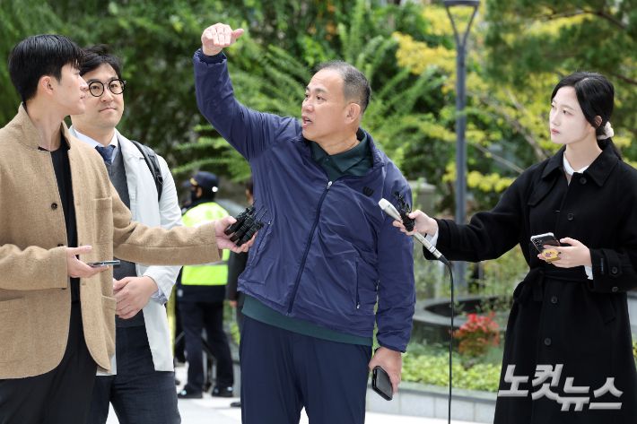 명태균 씨가 8일 서울 종로구 KT광화문빌딩 웨스트에 마련된 김건희 특검(특별검사 민중기)에 오세훈 서울시장과의 대질 조사를 위해 참고인 신분으로 출석하고 있다 윤창원 기자