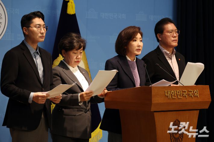 국민의힘 소속 나경원 의원 등 법사위원들이 9일 서울 여의도 국회 소통관에서 '검찰의 이재명 측근들 징역 유죄 대장동 부패범죄 항소포기 윗선지시' 관련 기자회견을 하고 있다. 윤창원 기자