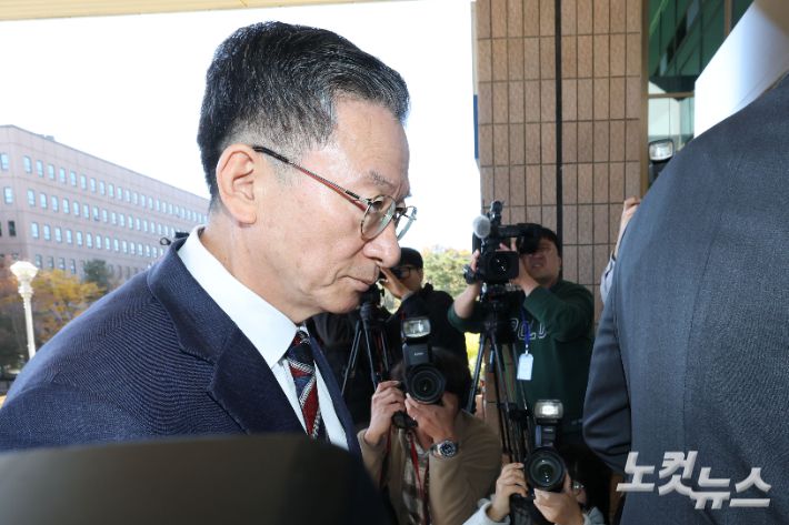 정성호 법무부 장관이 10일 오전 경기 정부과천청사 법무부로 출근하며 최근 검찰이 대장동 개발비리 의혹 사건에 대한 항소를 포기한 것과 관련해 입장을 밝힌 후 청사로 들어가고 있다. 류영주 기자