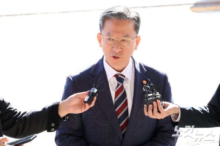 정성호 법무부 장관이 10일 오전 경기 정부과천청사 법무부로 출근하며 최근 검찰이 대장동 개발비리 의혹 사건에 대한 항소를 포기한 것과 관련해 입장을 밝히고 있다. 류영주 기자