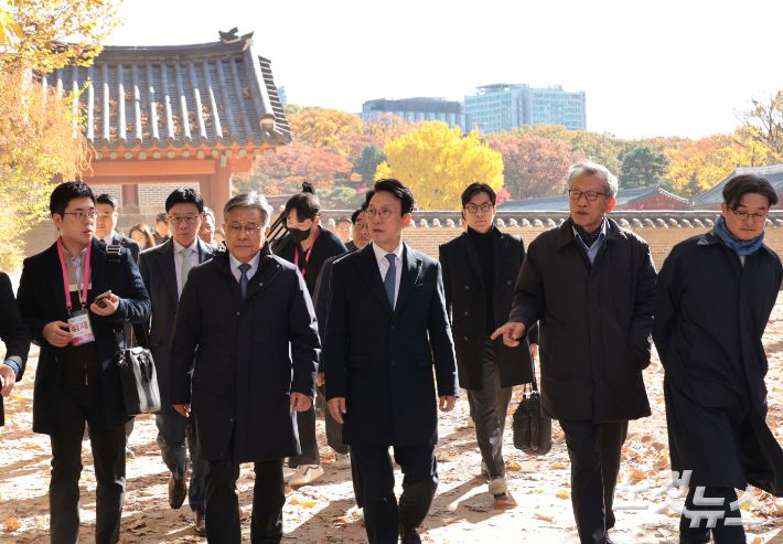 김민석 국무총리가 10일 서울 종로구 유네스코 세계문화유산인 종묘를 찾아 최근 서울시의 세운상가 재개발 계획에 따른 영향을 살펴보고 대책을 점검하고 있다. 이날 종묘 방문에는 허민 국가유산청장, 유홍준 국립박물관장 등이 함께 했다. 정부청사사진기자단