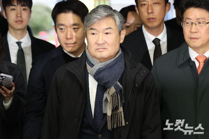 불법계엄을 사전에 인지하고도 국회에 보고하지 않은 혐의 등을 받는 조태용 전 국정원장이 11일 오전 서울 서초구 서울중앙지방법원에서 열린 영장실질심사에 출석하고 있다. 류영주 기자