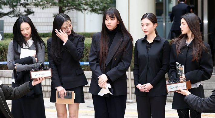 올해 3월 7일 서울 서초구 서울중앙지방법원에서 열린 '기획사 지위보전 및 광고계약 체결 등 금지' 가처분 신청 심문기일을 마친 뉴진스가 취재진 질문에 답하는 모습. 연합뉴스