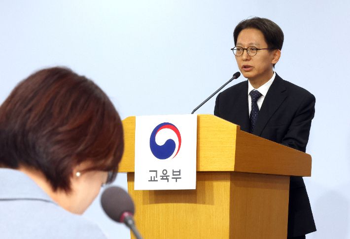 김창원 수능 출제위원장이 13일 정부세종청사 교육부 브리핑실에서 2026학년도 대학수학능력시험 출제방향에 관해 설명하고 있다. 연합뉴스