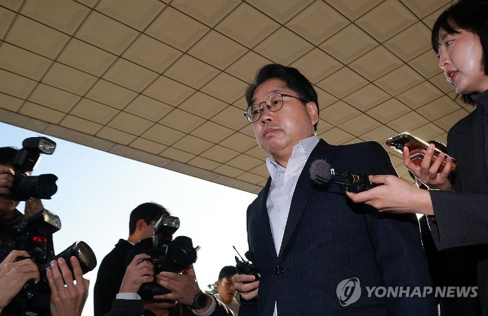 (서울=연합뉴스) 한종찬 기자 = 노만석 검찰총장 직무대행이 12일 서울 서초구 대검찰청으로 출근하고 있다. 2025.11.12 saba@yna.co.kr 연합뉴스