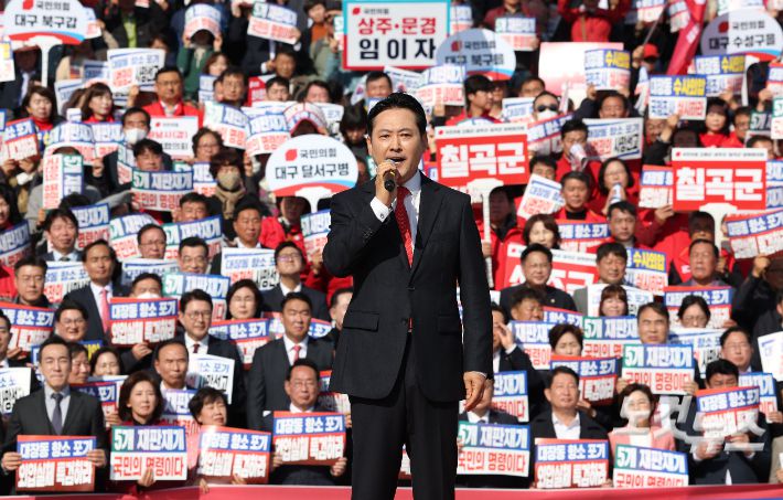 장동혁 국민의힘 대표가 12일 서울 여의도 국회 본관 계단에서 열린 대장동 일당 7400억 국고 환수 촉구 및 검찰 항소 포기 외압 규탄대회에서 규탄사를 하고 있다. 류영주 기자