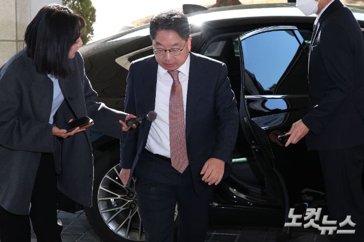 '대장동 항소 포기' 논란으로 사의를 표명한 노만석 검찰총장 직무대행이 14일 오전 서울 서초구 대검찰청에 출근하고 있다. 류영주 기자