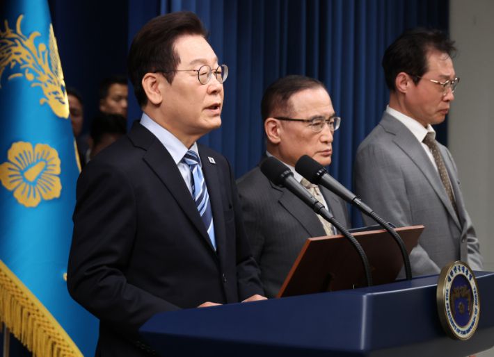 이재명 대통령이 14일 서울 용산 대통령실 기자회견장에서 한미 팩트시트 타결과 관련해 발표를 마친 뒤 취재진 질문에 답하고 있다. 연합뉴스