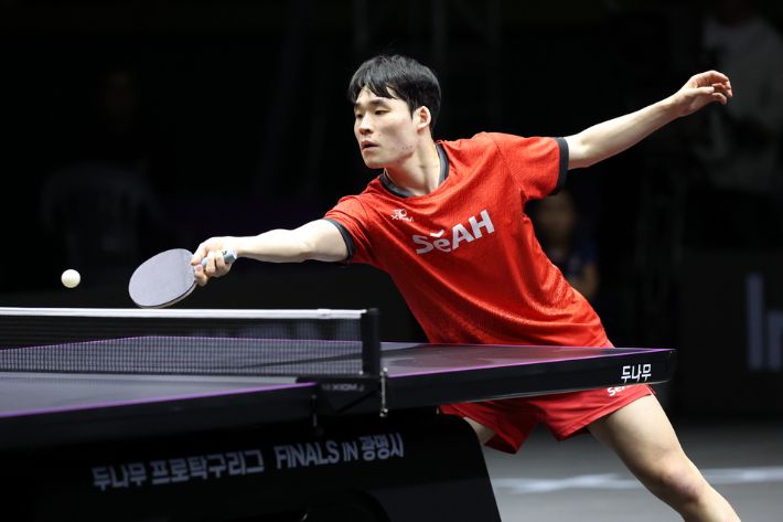 결승 경기를 펼치는 장우진. 한국프로탁구연맹