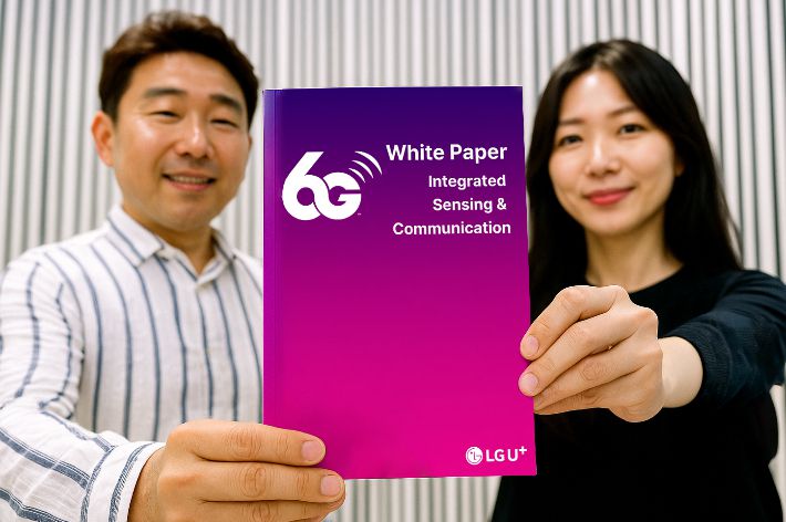 LG유플러스는 6G 시대의 핵심 기술로 주목받는 통신·센싱 융합 기술(ISAC)을 주제로 '2025년 6G 백서'를 발간했다고 17일 밝혔다. 6G 백서 표지를 모델이 선보이고 있는 모습을 AI로 생성한 이미지. LG유플러스 제공