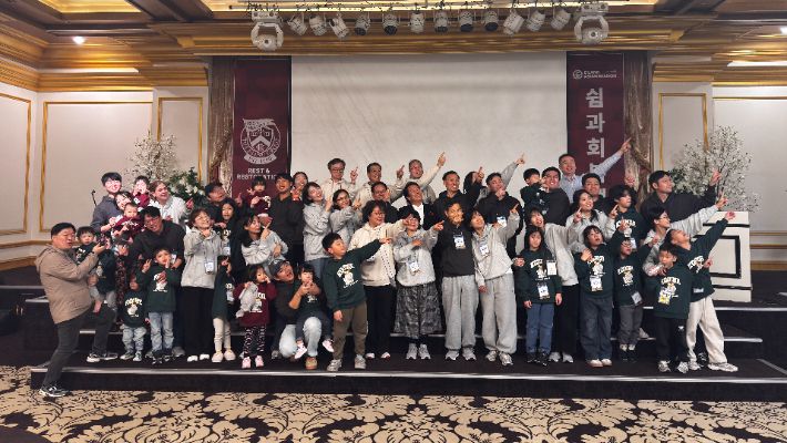 아시안미션 '휴식과 회복' 캠프에 참석한 선교사 가족들이 기념촬영을 하고 있다. 아시안미션 제공