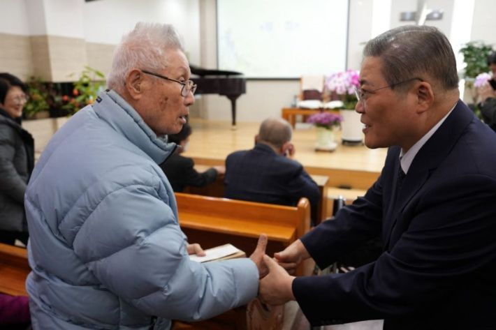 소강석 목사가 6.25 참전용사인 황규진 집사에게 위로금을 전달하고 악수하고 있다. 새에덴교회 제공