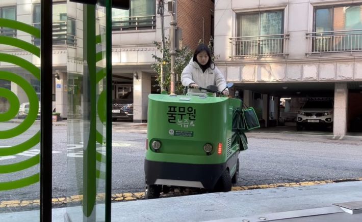 박지현 전 더불어민주당 비상대책위원장이 개인 유튜브 계정 '정치인 박지현'에 올린 브이로그 영상. 이동식 전동카트에 오른 채 녹즙을 배달하고 있다. 유튜브 영상 캡처