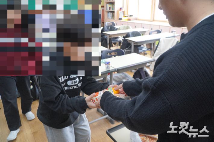 급식이 중단된 전북 전주의 한 초등학교에서 대체식으로 제공된 빵과 음료, 과일을 받는 학생들. 심동훈 기자