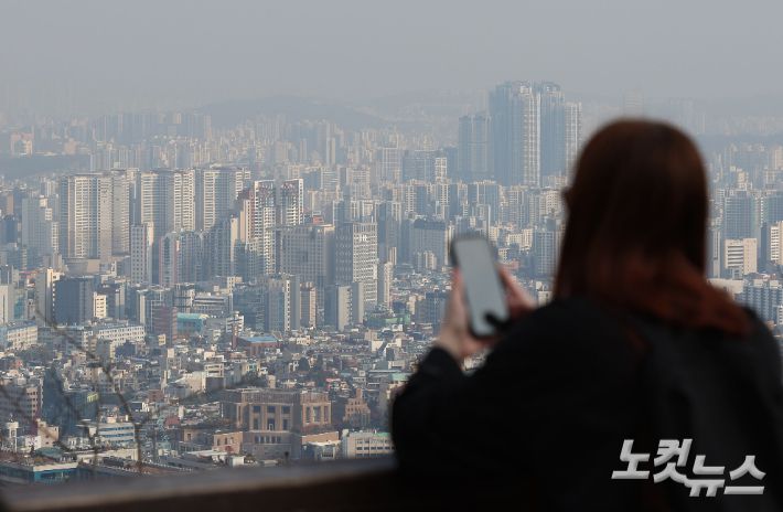 10·15 대책 이후 감소세를 이어가던 서울 아파트 매매 가격 상승 폭이 4주 만에 다시 커진 것으로 나타난 가운데 20일 서울 중구 남산에서 바라본 아파트 단지의 모습.  20일 한국부동산원이 발표한 주간 아파트 가격 동향에 따르면, 11월 셋째 주(17일 기준) 서울 아파트 매매 가격은 전주 대비 0.2% 오른 것으로 집계됐다. 류영주 기자