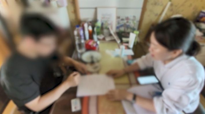 경찰이 A씨 일당의 사무실을 상대로 압수수색 영장을 집행하고 있다. 부산경찰청 제공