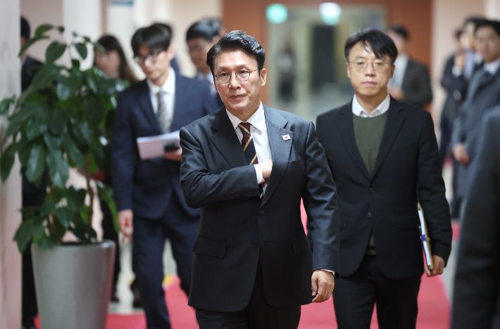 김민석 국무총리가 25일 정부서울청사에서 열리는 국무회의에 입장하고 있다. 연합뉴스