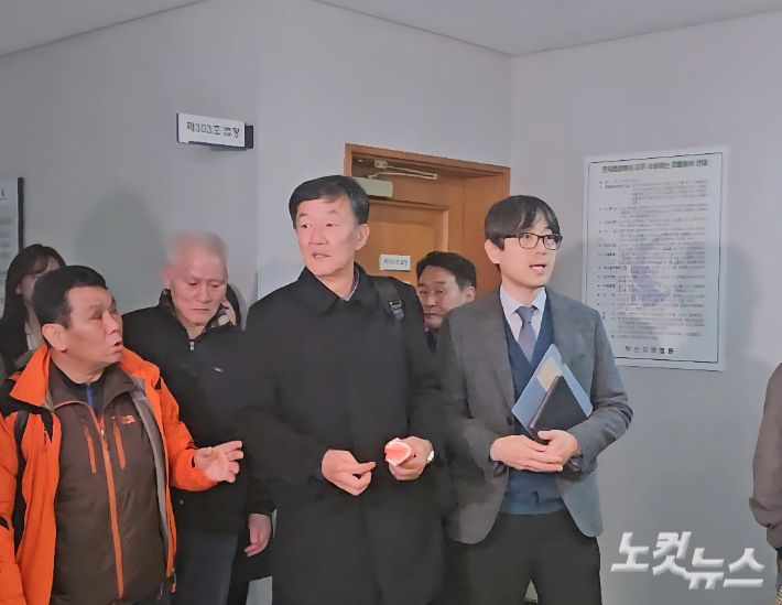 26일 영화숙·재생원 피해자들이 부산지법에서 열린 국가 상대 손해배상 청구소송 1심 2차 변론기일에서 증언한 후 법정을 나오고 있다. 김혜민 기자