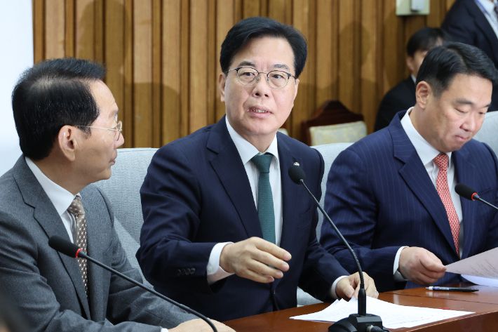 국민의힘 송언석 원내대표가 28일 서울 여의도 국회에서 열린 원내대책회의에서 발언하고 있다. 연합뉴스