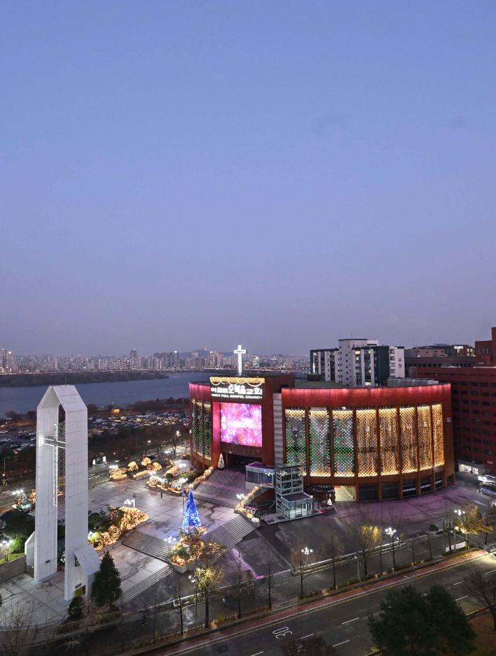 여의도순복음교회 성탄트리. 지난 달 28일 불을 밝힌 여의도순복음교회 성탄트리는 내년 1월까지 여의도의 밤을 밝힌다. 사진 여의도순복음교회 홍보국