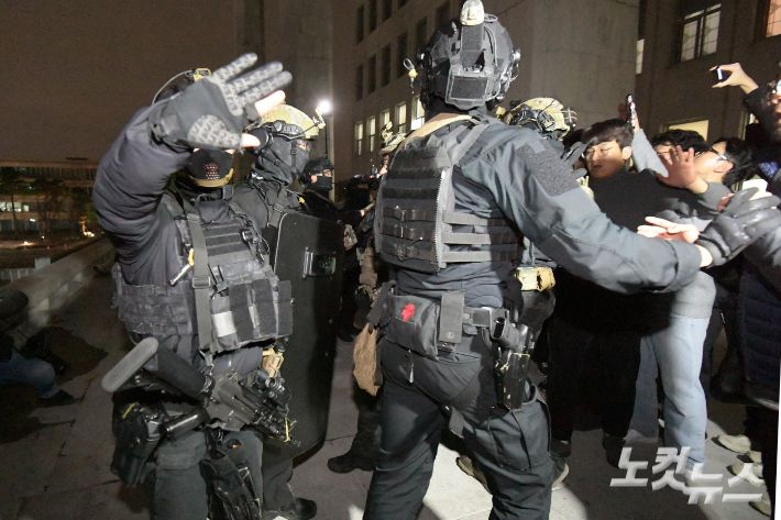 계엄이 선포된 지난해 12월 4일 서울 여의도 국회 의사당에서 군인들이 국회 관계자들과 충돌하고 있다. 윤창원 기자