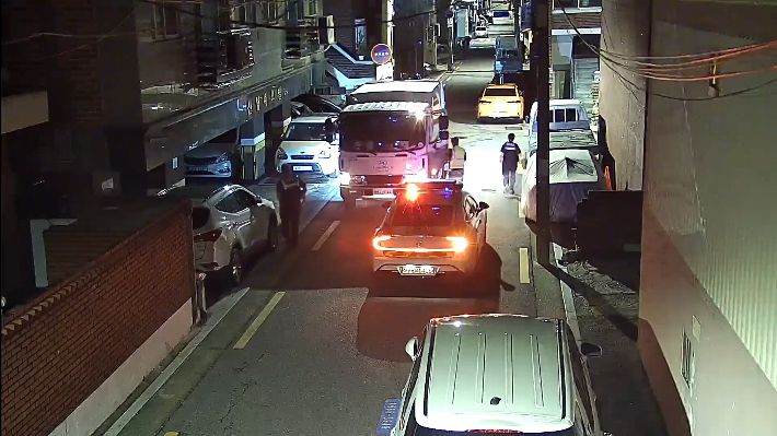 지난 9월 18일 새벽 3시 30분쯤 서울 강서구 화곡동 한 골목에서 쓰레기 수거차가 마주 오던 순찰차를 피해 후진하다가 전봇대에 부딪히는 사고로 차량 후미에 매달려 있던 50대 환경미화원이 사망했다. 서울 강서구의회 김민석 의원 제공