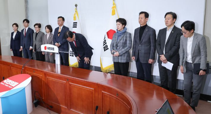 12·3 비상계엄 고개 숙인 송언석 원내대표. 연합뉴스