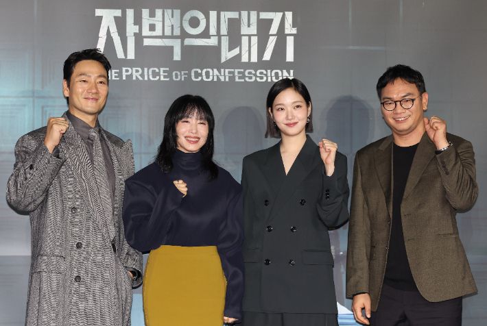3일 서울 CGV 용산아이파크몰점에서 열린 넷플릭스 시리즈 '자백의 대가' 시사 간담회에서 배우 박해수(왼쪽부터), 전도연, 김고은, 이정효 감독이 포즈를 취하고 있다. 연합뉴스