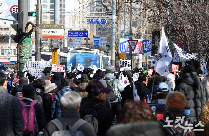 서울 마포구 서부지법 앞에서 윤 대통령 지지자들이 구속 반대 집회를 갖고 있다. 황진환 기자