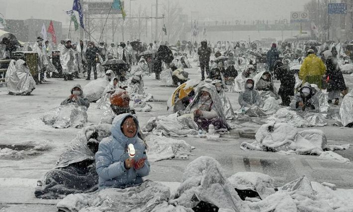 지난 1월 5일 서울 용산구 관저 인근 '노동자 시민 윤석열 체포대회' 농성장에서 은박 담요를 뒤집어쓴 시민들이 농성하고 있다. 정혜경 진보당 의원실 제공