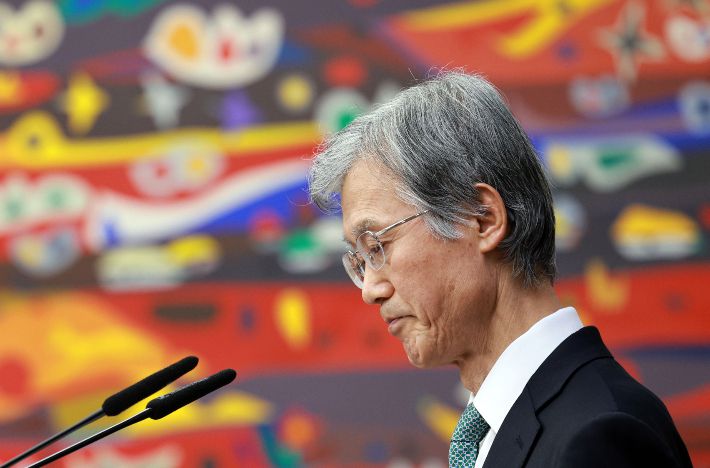 조희대 대법원장이 5일 서울 서초구 대법원에서 열린 전국법원장회의 정기회의에서 잠시 생각에 잠겨있다. 연합뉴스